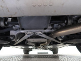 気になる中古車の下廻り。もちろん、納車時には整備スタッフによる点検を実施致しますので安心してご購入いただけます。