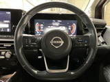 手元に複数のスイッチがまとまり、運転姿勢を保ちながら各種機能へアクセスできます。メーターや画面を見ながら操作しやすく、日常の運転を便利にサポートします。