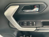 運転席のスイッチで全てのウィンドウの開閉操作を行うことができます。ロックボタンをONにしておくと、運転席以外のウィンドウは作動しないのでお子様を乗せているときなども安心ですね♪