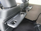 ◆シートバックテーブル◆フロントシートの背面に後席用のテーブルがついています。小物が置けて!カップホルダーもあります、ドライブ中や休憩時にも便利なテーブルです。