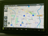 現在地周辺の道路や地名が画面いっぱいに表示され、地図を見ながら目的地までの道順を確認できます。縮尺変更などの表示操作も画面上で行え、慣れない場所へのお出かけにも役立ちます。