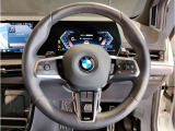 【ハンドル】ドライバーとBMW車の一体感がダイレクトに伝わるステアリングホイール。形状・太さへの拘りに加えて、操作性を高める為にスイッチ類も配置。クイックかつ安定のドライビングを体感下さい!