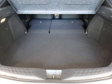 セカンドシートを倒した状態です。セカンドシートは独立可倒、荷物に合わせてラゲッジスペースをアレンジできます。