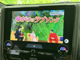 大きく見やすい画面で、停車中にテレビ番組や映像を楽しめます。画面の切り替えもわかりやすく、休憩時間など車内で過ごすひとときに便利です。