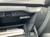 ETC本体は目立ちにくいグローブBOX内に配置されております。(※盗難防止のため駐車中はカードを抜き取って保管ください。)