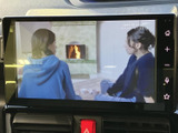 テレビ番組を画面いっぱいに表示でき、停車中の待ち時間などに映像を楽しめます。タッチ操作用のボタンも備わり、画面の音量調整なども行いやすい構成です。
