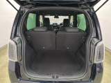 開口部も広く荷物の積み下ろしもしやすいお車となっております。シートの背もたれは5:5の割合で分割して可倒できるので、長いお荷物などを載せることもできます。
