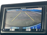 後方の映像とガイドラインを画面で確認でき、駐車時の周囲確認をサポートします。車庫入れや狭い場所での切り返しなど、後退時の操作に役立つ装備です。