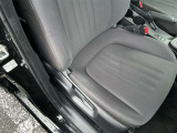 運転席の画像です。足元やシートまわりに余裕があり、リラックスした姿勢で運転が可能です。視界も良好で操作系へのアクセスもしやすく、快適で安心感のあるドライブをサポートします。