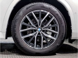 【BMWアロイホイル】軽量かつ強度に拘ったアロイホイル。走行性能ポテンシャルを引き出す設計。車の足元を引き締めてくれる大きなポイントはアロイホイルです。