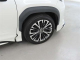 装着タイヤサイズは、215/55R18です。純正アルミホイールを装着しております。