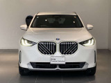 BMWらしいキドニーグリルと精悍なヘッドライトが存在感を主張。都会的な雰囲気とSUVらしい力強さが調和したフロントビューです。