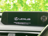横長のディスプレイに時計を組み合わせた見やすい配置で、運転席から各種情報を確認しやすいのが魅力です。車内の装備をまとめて扱える画面が、日々の移動を便利にサポートします。