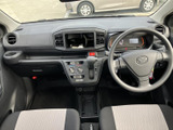 運転席まわりは、メーターや各種スイッチが見渡しやすく配置されたすっきりした空間です。フロントガラスから前方を確認しやすく、運転席と助手席の両方から落ち着いて過ごせる室内に仕上がっています。