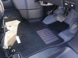 運転席:足元。