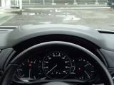 速度や燃料の残量などを目の前にまとめたメーターは、運転中に必要な情報を見つけやすい配置です。針の位置をひと目で確かめられる表示と中央の情報画面で、視線の移動を抑えるマツダの設計です。