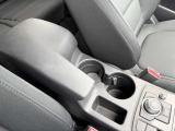 運転席と助手席の間にはドリンクホルダーと小物入れが!必要な時にさっと取り出せます◎