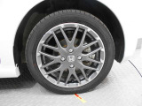 純正アルミホイールです。足元が引き立つので、車全体のイメージがアップしますよ!