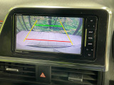 【バックカメラ】駐車時に後方がリアルタイム映像で確認できます。大型商業施設や立体駐車場での駐車時や、夜間のバック時に大活躍!