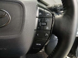 ステアリングには運転中でも簡単に操作できる各種スイッチついてます