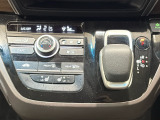 CVT車のセレクトレバーです。低速から高速まで、変速ショックのないスムーズな走りを実現するとともに、エンジン効率のよい領域を維持することで燃費にも貢献します。