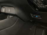自社整備工場で点検整備をおこなってからお渡ししています。車検が残っている場合は『12ヶ月点検整備』を、車検整備付きの場合は『車検整備』をおこないます。整備費用は車両本体価格に含まれています。