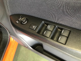 【窓操作部分】運転席のスイッチでは、すべてのウィンドーの開閉操作を行うことができます。
