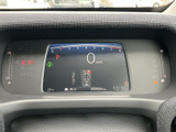 速度や各種表示が中央の画面にまとまり、運転に必要な情報を確認しやすい配置です。表示がすっきりと見渡せるため、出発前の確認から日々の運転まで、安心感をもってお使いいただけます。
