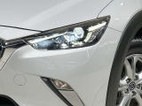 【LEDヘッドライト】悪天候や夜間走行時も良好な視界を確保し安心して運転できる高輝度LEDヘッドライトを装備!点灯速度が早く、消費電力も抑えられています。