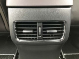 後部座席にもエアコン吹き出し口がしっかり装備されています。