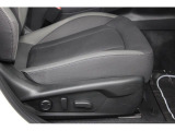 運転席10ウェイパワーシート。前後スライド、前チルト、シートリフター、リクライニング、ランバーサポートの調整を電動化。最適なポジションを提供します。