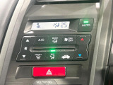 【オートエアコン】一度お好みの温度に設定すれば、車内の温度を検知し風量や温度を自動で調整。暑い&hellip;寒い&hellip;と何度もスイッチ操作をする必要はありません。快適な車内空間には必須の機能ですね♪