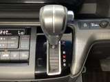 CVT車のセレクトレバーです。低速から高速まで、変速ショックのないスムーズな走りを実現するとともに、エンジン効率のよい領域を維持することで燃費にも貢献します。