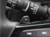 ◆減速セレクター装備◆ステアリングホイールの左右に取り付けられた2つのパドルスイッチで減速の強さを調整。 左側の「-」を操作すると減速を強く、右側の「+」を操作すると減速を弱くすることができます。