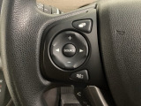 ステアリングスイッチがついていますので、オーディオのチャンネル変更、ボリューム、ジャンル変更が操作可能です。ハンドルから手を離さず安全に操作できます。
