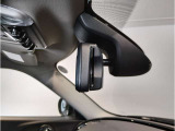 MINIではルームミラーの裏側にETCの車載器が内蔵されており、別途で車載器の購入必要なしで非常にスマート。皆様が驚かれるポイントのでもあります