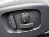 運転席/助手席とも電動シートを採用し、スイッチ操作でお好みのポジションに細かく調整できます。