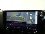 パノラミックビューモニター付きです。車両を上から見たような映像を画面に表示。運転席からの目視だけでは見にくい、車両周辺の状況をリアルタイムでしっかり確認できます。