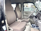 運転席シート廻りは使用感も少なく、良好な状態となっています。前オーナー様が丁寧に使っていたことがよくわかりますね。