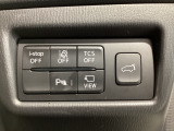 運転席脇のクラスタースイッチ部分にはカメラ切り替えスイッチ、パーキングセンサー、その他走行系スイッチを集中配置しております。