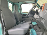 落ち着いた色合いのシートと、ゆとりを感じる着座スペースが広がります。運転席から前方を見渡しやすい視界で、乗り降りもしやすい構成。日常使いにも馴染みやすい、すっきりとした室内です。