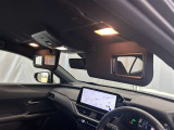 バイザーに鏡を付いているのは当たり前の時代ですが、写真の通りミラーを開くとライトが点灯する「バニティーミラー」を装備。女性には嬉しい機能ですね♪