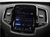 プラグインハイブリッドシステムは、各ドライブモードに応じて電気モーターとガソリンエンジンを協調制御します。