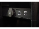 USBオーディオ用ソケットがついていますので携帯電話などを接続すれば音楽等の再生が可能です!充電用ソケットもございます!