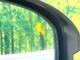 【ブラインドスポットインフォメーション】走行中、ドアミラーの死角になりやすい箇所に後続車が接近するとサイドミラー付近に警告を表示、ドライバーに注意喚起をしてくれます。