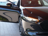 アダプティブLEDヘッドライト カメラや車速センサーと連動して、ハイ、ロー、ワイドローのLEDライトを常に最適な配光に自動制御する優れものです!