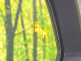 【ブラインドスポットモニター】走行中、ドアミラーの死角になりやすい箇所に後続車が接近するとサイドミラーのレンズに警告を表示!ドライバーに注意喚起をしてくれます。