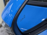 【ブラインドスポットモニター】隣を走る車両をレーダーで検知し、インジケーターを点灯。またウインカーを出した場合にはインジケーターも点滅させて注意を促します