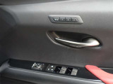 シートメモリーを装備しております!運転する方のシートポジションにボタン一つで操作できるので、とても楽々ですね♪