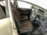 【前席】充分な広さを確保した、快適な前席!インテリアカラーも落ち着いたお色です♪センターアームレストも付いて、リラックスした姿勢で運転していただけます♪